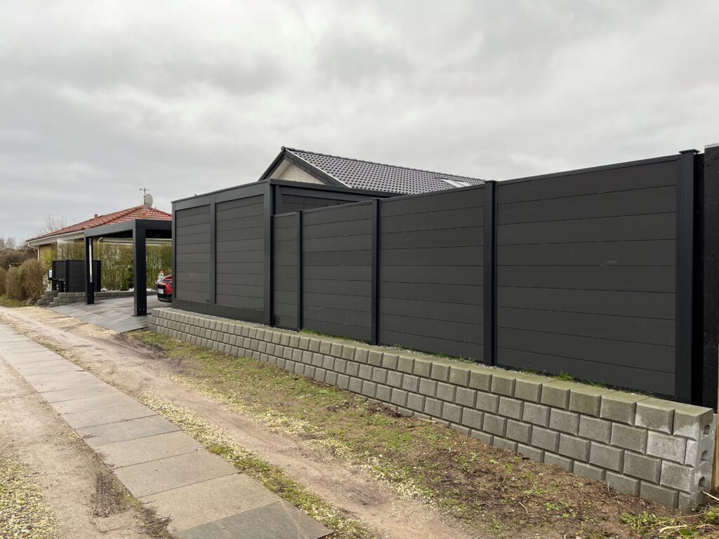 Hegn fra Allview Carporte i Herlev. Allview Carport i baggrunden