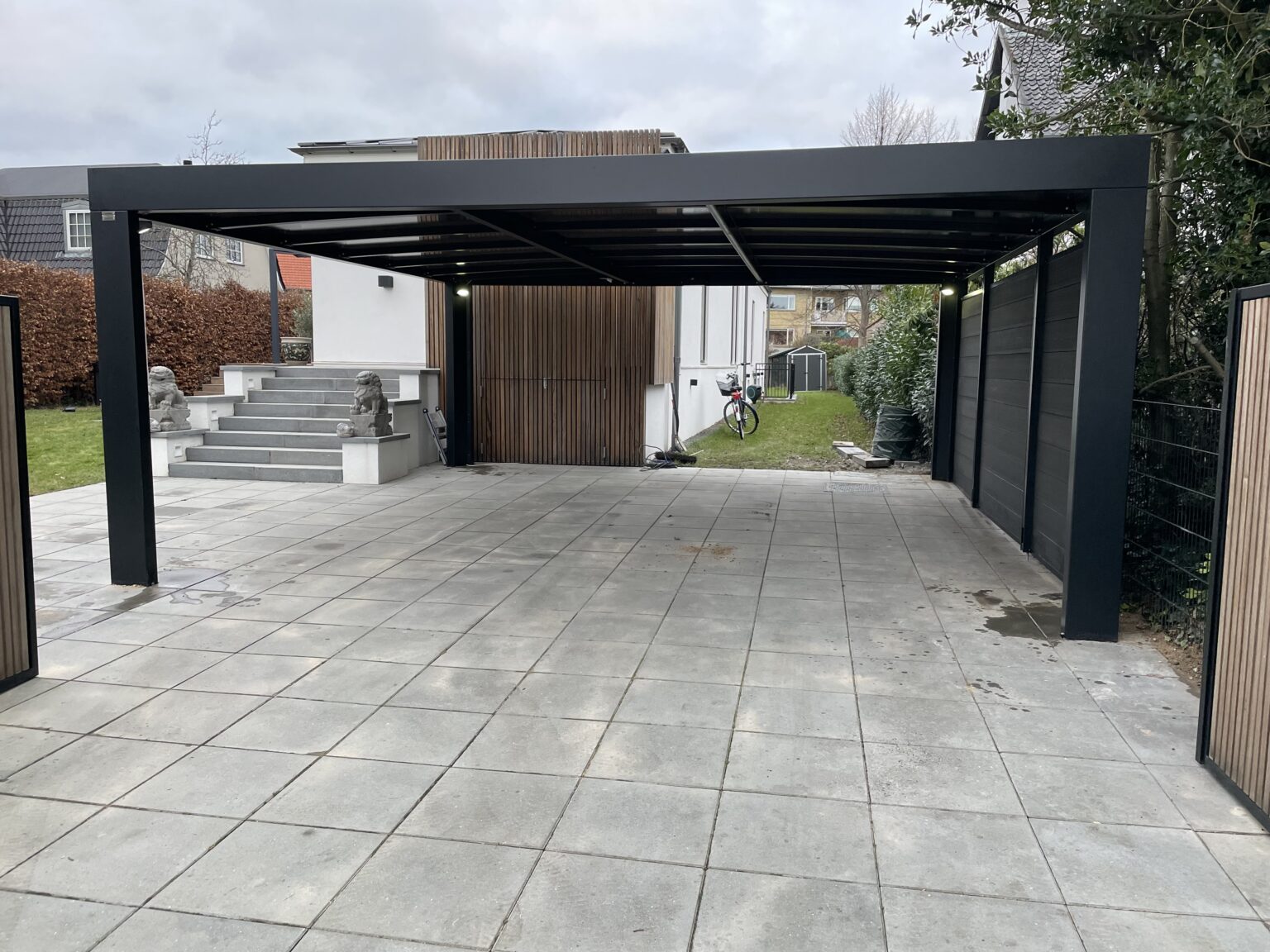 CUBUS-L Dobbelt Carport med klinker ved hus